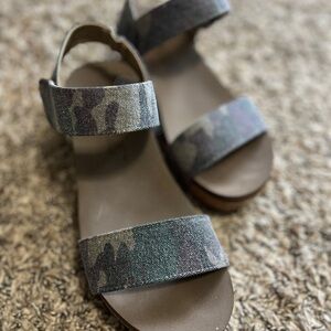 Women’s wedge sandals